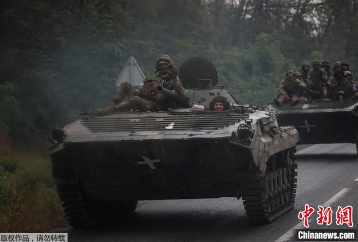 资料图：BMP-1步兵战车上的乌克兰军人。
